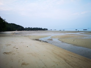 einsamer Strand im Morgengrauen