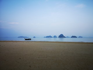 Fototapeta na wymiar einsame Strände abseits des Tourismus Krabi Thailand 