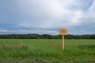 Schild im Grenzgebiet zwischen Litauen und dem Gebiet Kaliningrad