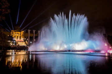 Font màgica de montjuic con reflejo de la fuente con luces debajo y mnac con luces de noche