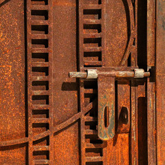 Rostige Metalltür inkl. Hebel