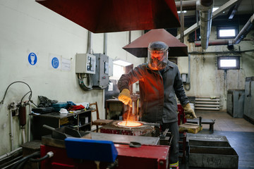 Fototapeta premium gold melting process