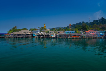 Obraz premium Fishing village Built in the middle of the sea in Trat province, Thailand