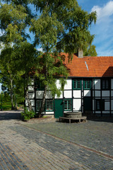 Fachwerkhaus Sauerland Museum Barendorf öffentlich Industrie Kultur Iserlohn Sommer Sonne Bäume Schatten Tourismus Attraktion Historie Sehenswürdikeit Kopfsteinpflaster Brunnen Attraktion Nadel Fabrik