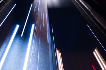 Deutsche Autobahn mit Verkehr bei Nacht