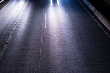 Deutsche Autobahn mit Verkehr bei Nacht