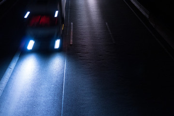 Obraz na płótnie Canvas Deutsche Autobahn mit Verkehr bei Nacht