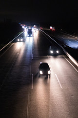 Fototapeta premium Deutsche Autobahn mit Verkehr bei Nacht