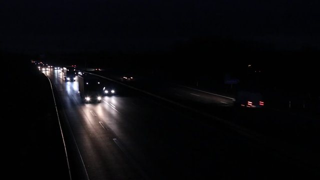 Deutsche Autobahn mit Verkehr bei Nacht