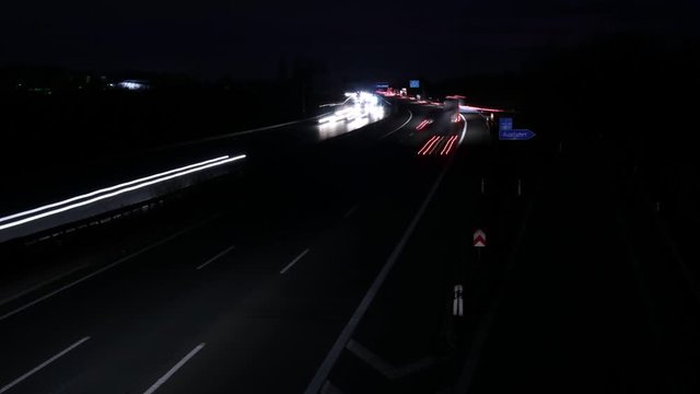 Deutsche Autobahn mit Verkehr bei Nacht