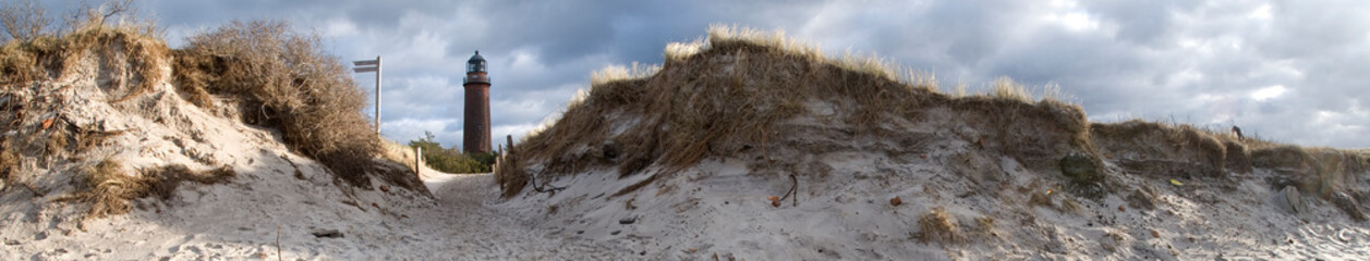 Strandpanorama mit Dünen und Leuchtturm