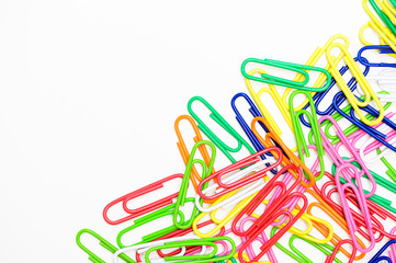 カラフルなクリップ、白背景