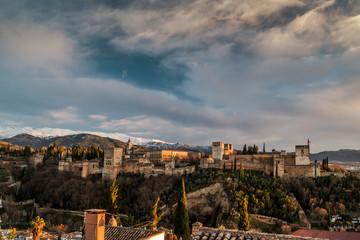 Fototapeta na wymiar Vista panorámica de La Alhambra al atardecer, Granada, Andalucía, España