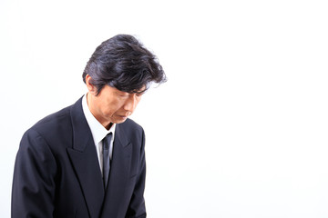 お辞儀をする礼服姿の男性