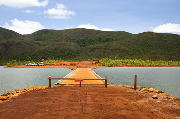 Pont P&eacute;rignon sur le lac de Yat&eacute; en Nouvelle Cal&eacute;donie 