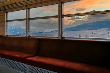 Fototapeta premium 冬の雪景色 地方ローカル鉄道の車窓景色