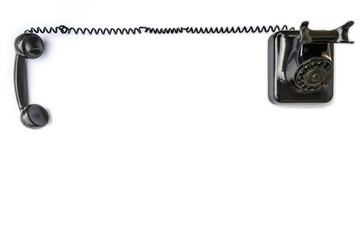 Altes Schnurtelefon mit Wählscheibe vor weißem Hintergrund als Vorlage mit Textfreiraum