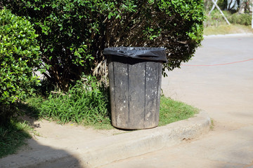 Fototapeta na wymiar old garbage bin in the park