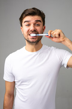 young man cleaning his theeth