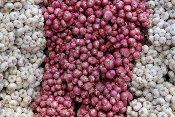 Agricultural produce, onions and garlic, spices, and Thai herbs are seasonal, sold in the Thai agricultural market. Onions and garlic are commonly used as ingredients and condiments.