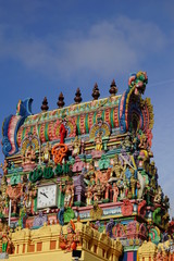 Dach eines hinduistischen Tempels mit bunten Götterfiguren