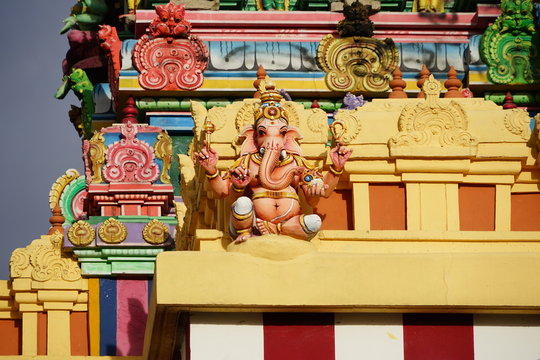 Figur des Elefantengottes Ganesha an einem Hindutempel