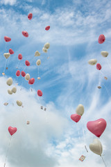 Hochzeitballoons auf dem Weg in den Himmel