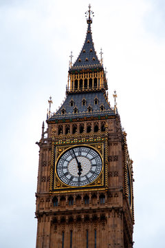Ein Foto vom Big Ben bei Tag, fotografiert im Jahre 2012 in London 