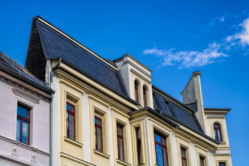 bernburg, deutschland - saniertes haus in der altstadt
