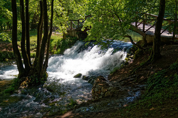 Kaskady w parku źróel rzeki Bosny