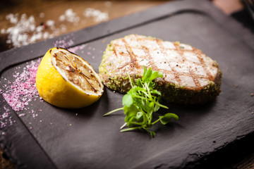 Tuna steak with panko and grilled lemon