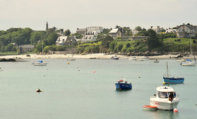 Fototapeta na wymiar Paysage marin dans le Finistère en Bretagne plage de sable fin crique ria aber port de pêche et de plaisance