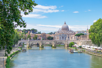 Fototapeta na wymiar Petersdom in Rom