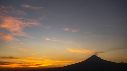 Fototapeta na wymiar Atardecer en Puebla Volcán Popocatepetl 