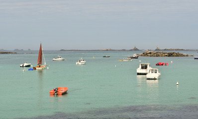 Paysage marin dans le Finistère en Bretagne plage de sable fin crique ria aber port de pêche et...