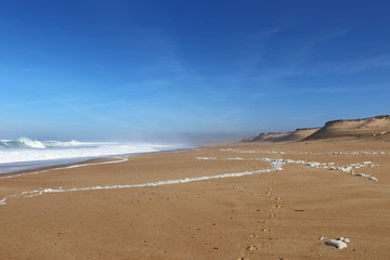 Menschenleerer Strand am Atlantik