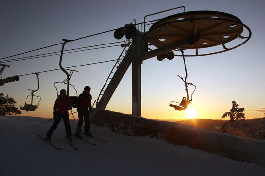 Skidliftar p&aring; toppen av J&auml;rvs&ouml;backen.