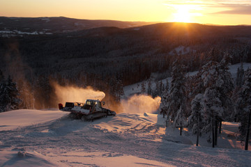 Pistmaskin i J&auml;rvs&ouml;backen.