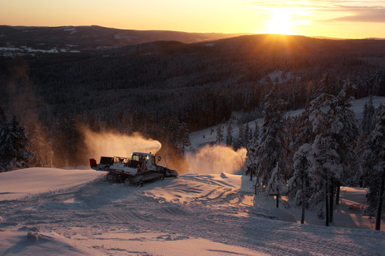 Pistmaskin i J&auml;rvs&ouml;backen.