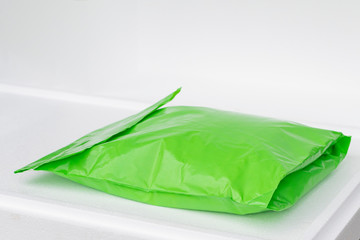 Sealed packaging bag for transporting goods