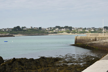 Paysage marin dans le Finistère en Bretagne plage de sable fin crique ria aber port de pêche et...