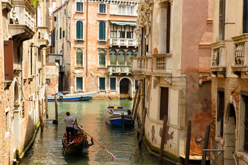 Obraz na płótnie Canvas gondolas that run through the canals between light and shadow