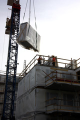 Byggarbetsplats f&ouml;r bostadsproduktion.