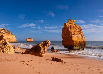 Schöner Felsenstrand Praia da Marinha in der Nähe von Carvoeiro an der Küste der Algarve, Portugal. Wunderbare Landschaft und Meereslandschaft für Tourismus-, Reise- und Naturthemen