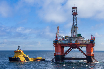 NORTH SEA NORWAY - 2015 MAY 25. The semi-submersible drilling rig Transocean Leader with anchor...
