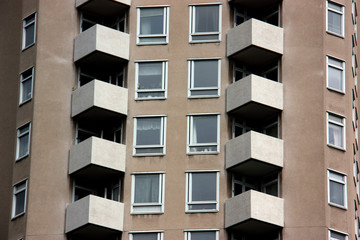 Närbild på höghus med balkonger