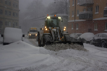 Sn&ouml;storm, sn&ouml;r&ouml;jning p&aring; gator i Stockholm/S&ouml;dermalm.