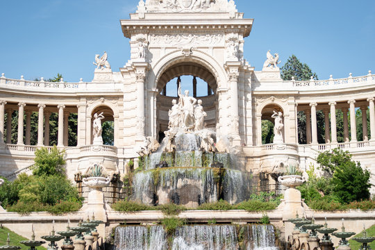 Parc borely marseille, france avec statue homme et cheval en pierre