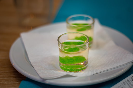Cocktail en terasse d'un bar fran&ccedil;ais dans le vercor