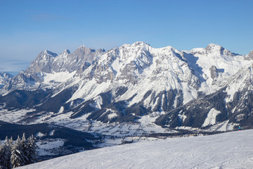 Fototapeta na wymiar view from Schladming ski resort towards Dachstein glacier